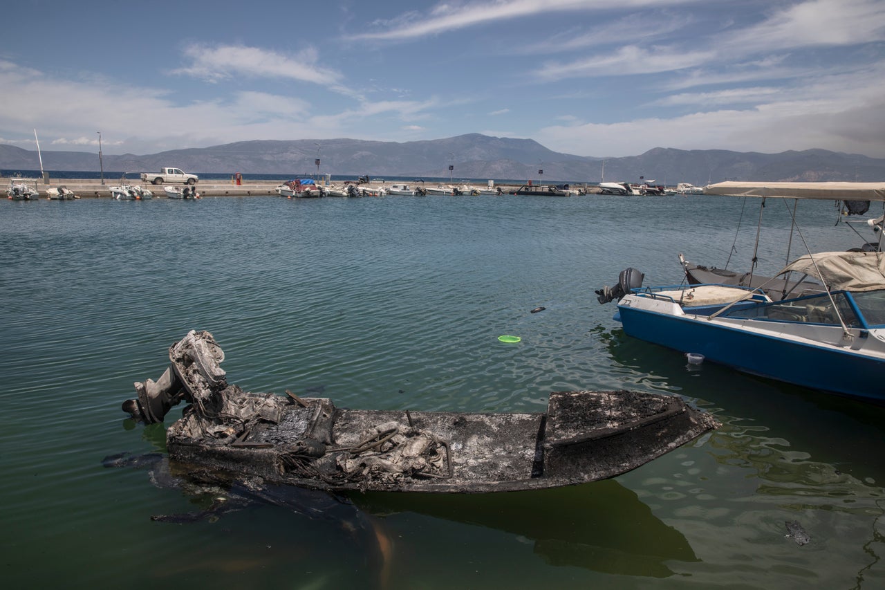 Καμένη βάρκα στις Βαμβακιές 