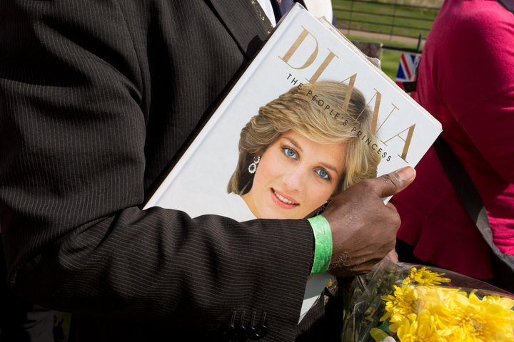 24 χρόνια μετά τον θάνατο της Νταϊάνα, οι Βρετανοί αναζητούν ακόμα την αλήθεια και η φιγούρα της πριγκίπισσας τους συγκινεί. (Photo by Richard Baker / In Pictures via Getty Images Images)