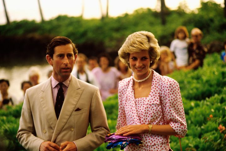 O πρίγκιπας Κάρολος και η πριγκίπισσα Νταϊάνα, όταν ακόμα ζούσαν στον αστερισμό ενός γάμου που ενθουσίασε τους Βρετανούς. Πολύ πριν από το δράμα... (Photo by Douglas Peebles/Corbis via Getty Images)