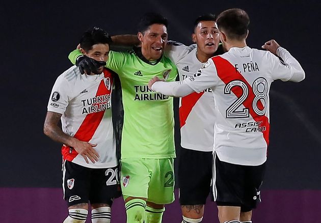 Enzo Perez, gardien de but lors de la rencontre de Copa Libertadores face aux Colombiens de Santa Fe, célèbre la victoire avec ses coéquipiers, au Stade Monumental de Buenos Aires, le 19 mai 2021.