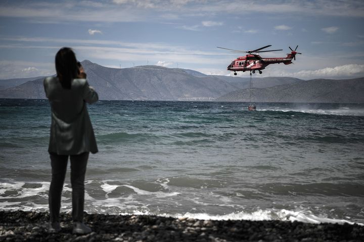 20 Μαϊου 2021. Ελικόπτερο της Πυροσβεστικής επιχειρεί για την κατάσβεση της πυρκαγιάς στην Κορινθία. (Photo by Louisa GOULIAMAKI / AFP) (Photo by LOUISA GOULIAMAKI/AFP via Getty Images)