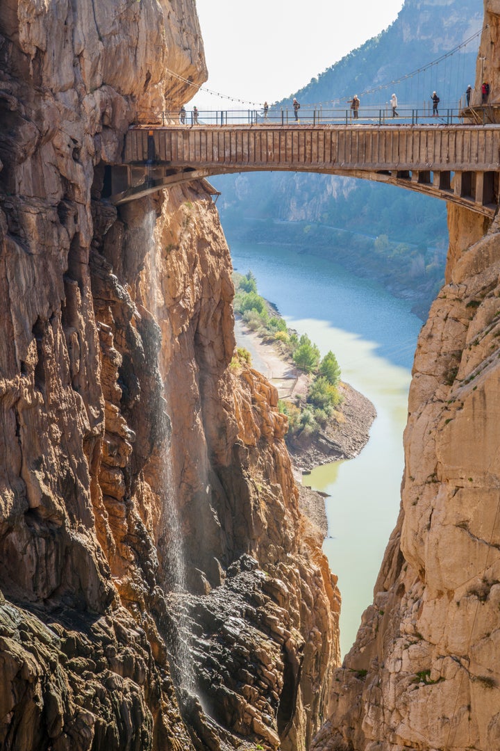 Visitantes del Caminito del rey sobre el puente de los Gaitanes.