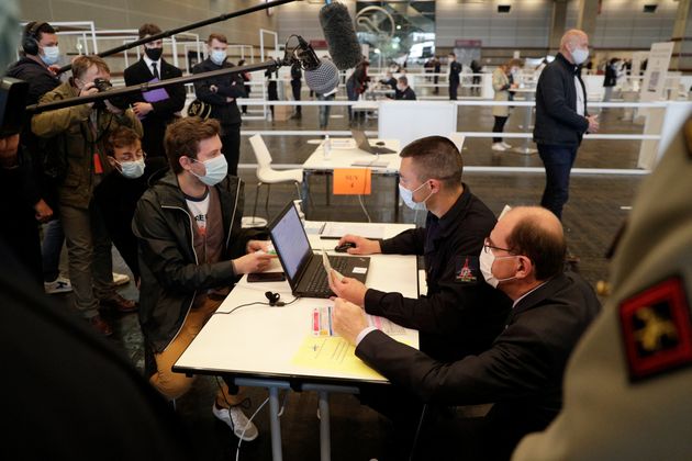 Après les annonces de Jean Castex ce jeudi 20 mai, le calendrier français de la vaccination contre le covid-19 est remanié (photo d'illustration prise lors de la visite de Jean Castex au centre de vaccination de la porte de Versailles, à Paris).