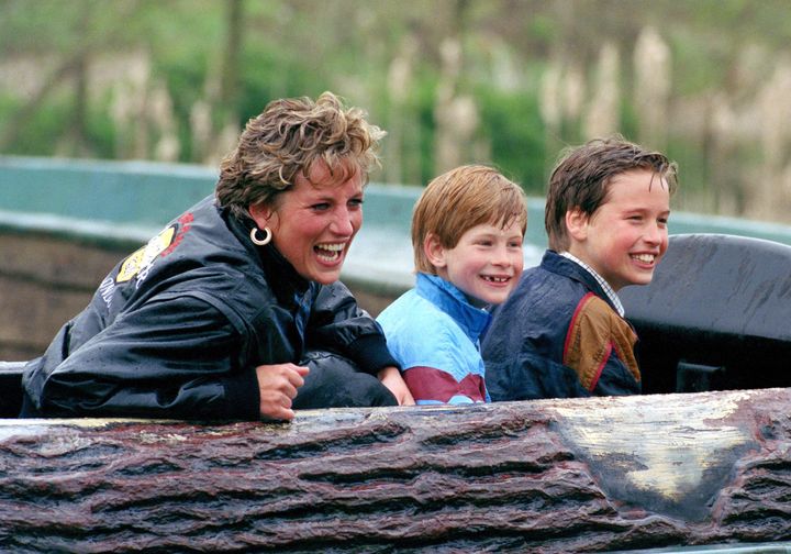La princesse Diana, le prince Harry (au centre) et le prince William (à droite) à Thorpe Park.
