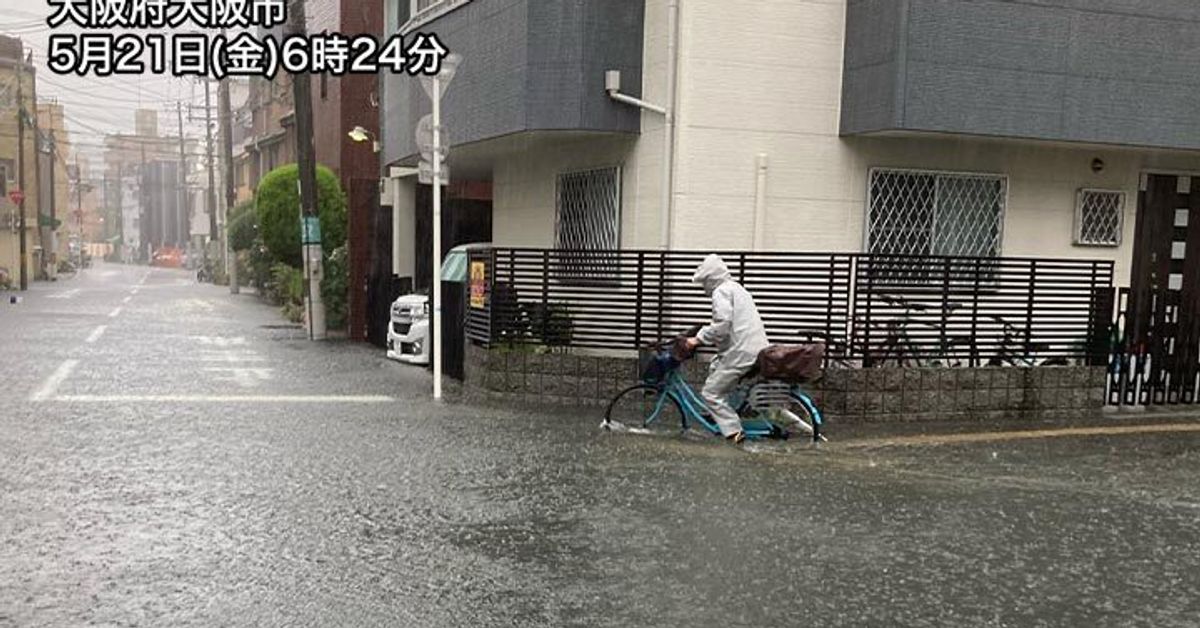 大阪で道路冠水。関西では朝から大雨、午後は東海も激しい雨に警戒