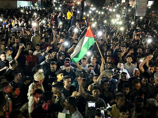 Des Palestiniens célébrant le cessez-le-feu, dans le sud de la bande de Gaza, le 21 mai 2021.