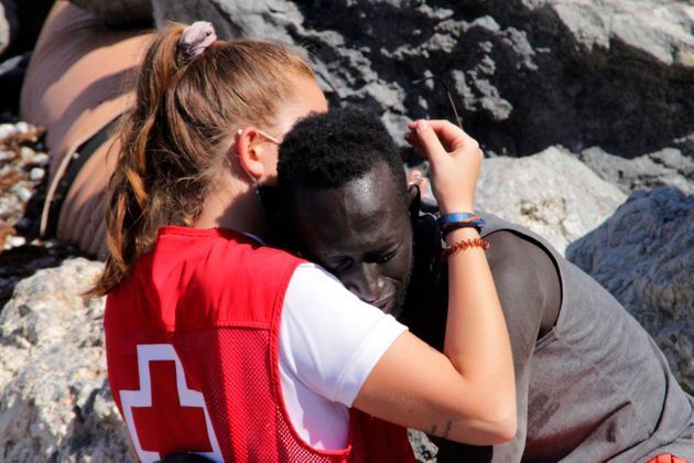 Luna Reyes abrazando a un migrante que logró cruzar uno de los espigones fronterizos de