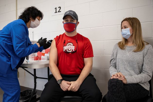 Aux États-Unis, les loteries se multiplient pour relancer la vaccination anti-Covid (photo d'illustration prise lors d'une vaccination dans l'Ohio, le 29 mars)