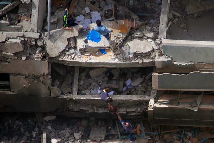 Το κτίριο όπου στεγάζονταν τα γραφεία του διεθνούς πρακτορείου Ασοσιέιτεντ Πρες, στην Γάζα. Από τον βομβαρδισμό των Ισραηλινών απέμειναν μόνο συντρίμια. (AP Photo/Hatem Moussa)