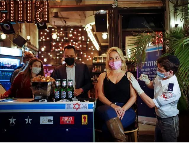 Με πρωτοβουλία του Δήμου Τελ Αβίβ, οι κάτοικοι μετά τον εμβολιασμό δικαιούνται δωρεάν ποτό στο μπαρ.