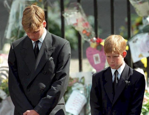 다이애나 왕세자비의 장례식에서 윌리엄 왕자(오른쪽)와 해리