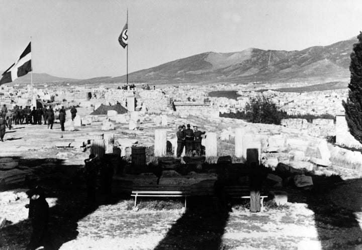 Μαίος 1941 - Η Ελληνική σημαία και δίπλα η σημαία της ναζιστικής Γερμανίας.