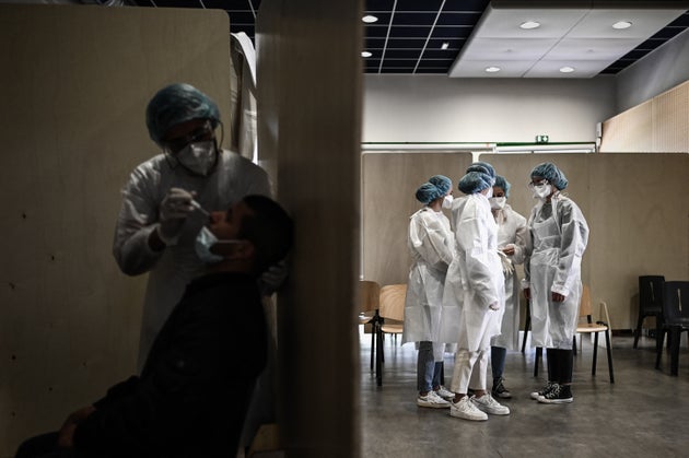 Des soignantes testent des patients dans le quartier de Bacalan, à Bordeaux, le 23 mai 2021.