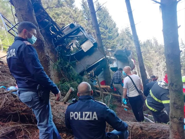 Los medios de emergencia y la policía italiana interviniendo en el lugar del suceso
