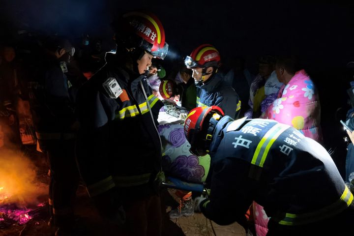 Los equipos de rescate trabajan en Baiyin (China) para socorrer a los participantes del ultramaratón.