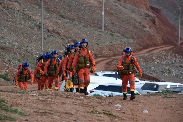 救助隊が現場に足を踏み入れる（2021年5月22日撮影）