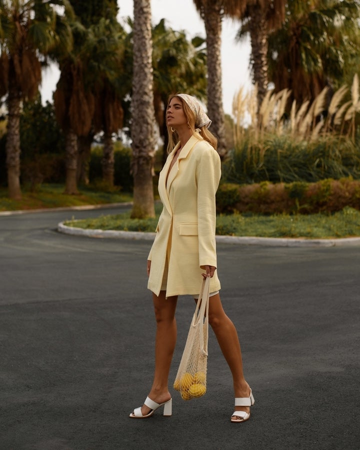 Βρες το<a href="https://arpyes.com/collections/new-collection/products/ginger-blazer-banana" target="_blank" role="link" class=" js-entry-link cet-external-link" data-vars-item-name=" blazer" data-vars-item-type="text" data-vars-unit-name="60ab6f60e4b031354799503a" data-vars-unit-type="buzz_body" data-vars-target-content-id="https://arpyes.com/collections/new-collection/products/ginger-blazer-banana" data-vars-target-content-type="url" data-vars-type="web_external_link" data-vars-subunit-name="article_body" data-vars-subunit-type="component" data-vars-position-in-subunit="11"> blazer</a>