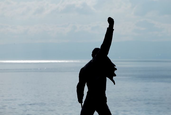 30 Ιουνίου 2016. Tο άγαλμα του τραγουδιστή των Queen , Φρέρντι Μέρκιουρι, στις όχθες της λίμνης του Λεμάν, στο Μοντρέ της Ελβετίας. REUTERS/Denis Balibouse