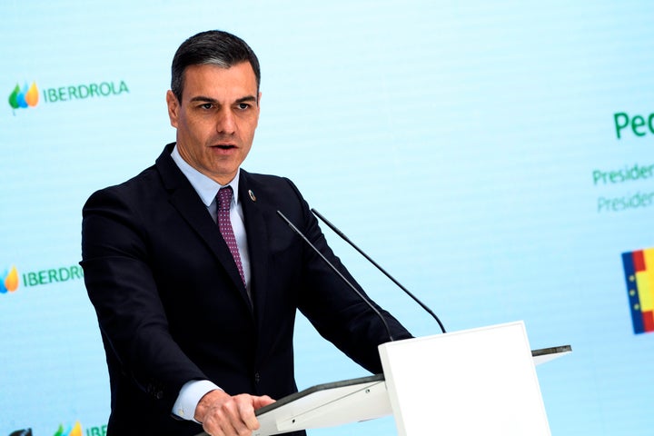 El presidente del Gobierno, Pedro Sánchez, durante su intervención en el acto de presentación de "Haciendo de España un polo industrial del hidrógeno verde en Europa", este lunes en el Palacio de Fuensalida, en Toledo.