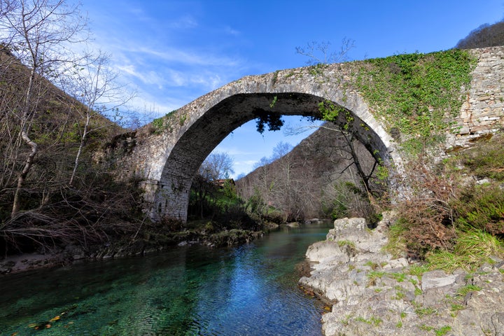 Puente medieval sobre el río Dobra.