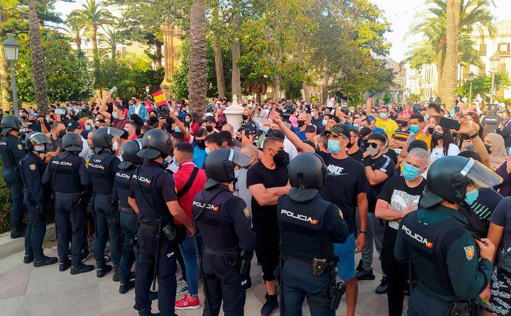 Miembros de la Policía Nacional ante las protestas hoy lunes en la Plaza de los Reyes de Ceuta, tras la prohibición del acto previsto por el presidente de la formación, Santiago Abascal, en la ciudad autónoma.