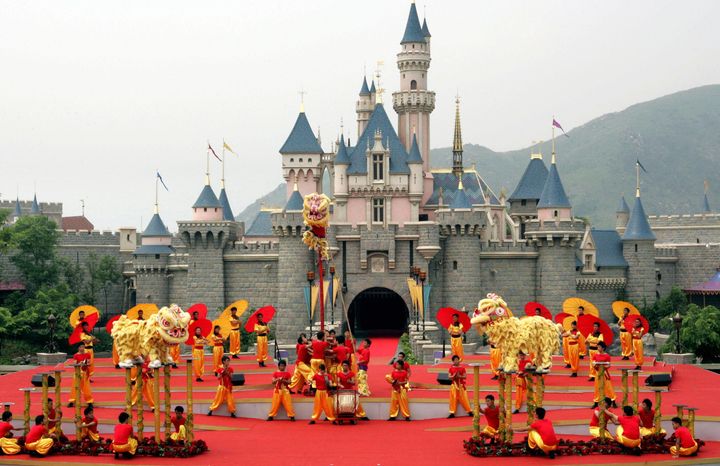 香港ディズニーランドのオープン当初の城。2005年からリニューアルまでは、映画「眠れる森の美女」のみをテーマとした城だった
