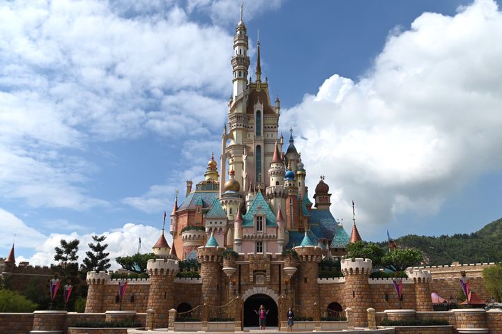 香港ディズニーランドのリニューアル後の新たなお城。名称は「キャッスル・オブ・マジカル・ドリーム」で、10以上の物語が1つの城に集約され表現されている