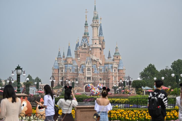 上海ディズニーランドの城。名称はエンチャンテッド・ストーリーブック・キャッスル。ディズニーのテーマパークの中では最大の大きさを誇る