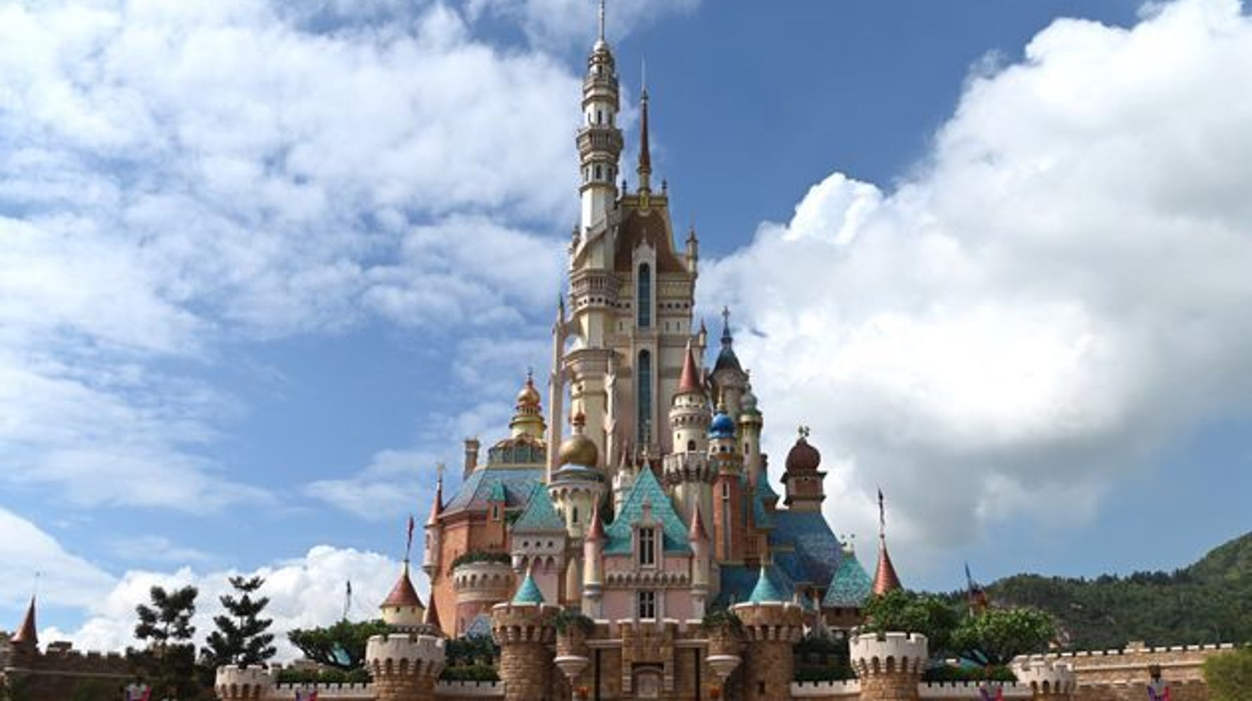 ディズニーランドの お城 に多様性は必要 香港ディズニーのデザインに様々な声 世界で比べてみた 写真 ハフポスト ディズニーランドの お城 に多様性は必要 香港ディズニーのデザインに様々な声 世界で比べてみた 写真 ハフポスト