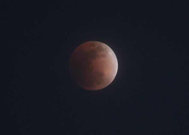 皆既月食で赤銅（しゃくどう）色に見える月＝2018年1月31日、大阪市阿倍野区