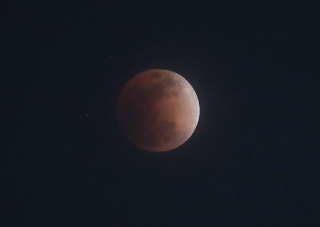 スーパームーン での皆既月食 見られる時間はいつ 約24年ぶり貴重な天体ショー ハフポスト スーパームーン での皆既月食 見られる時間はいつ 約24年ぶり貴重な天体ショー ハフポスト