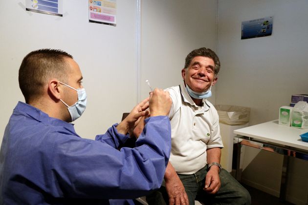 Un patient reçoit une dose du vaccin Pfizer-BioNTech au centre de vaccination contre le Covid à la  Porte de Versailles à Paris le 15 mai 2021. 