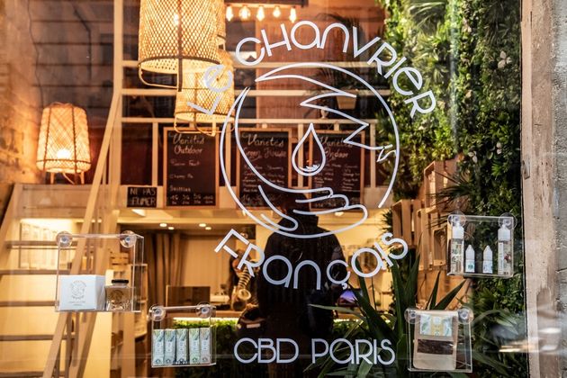 Les boutiques de CBD en France pourraient devoir jeter une partie de leurs produits (photo d'illustration du 2 février 2021 à Paris)