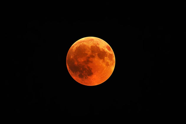 皆既月食 月が赤くなるのはなぜ わかりやすく解説 ハフポスト 皆既月食 月が赤くなるのはなぜ わかりやすく解説 ハフポスト