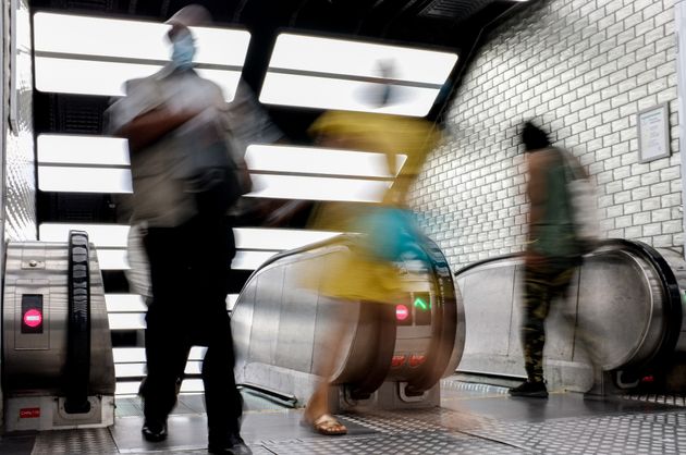 La RATP visée par un nouvelle plainte à cause de la pollution dans le métro (photo d'illustration: des voyageurs dans les couloirs du métro parisien)