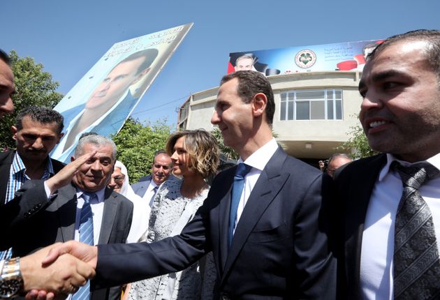 Le président syrien Bachar Al-Assad, le 26 mai 2021, à côté du bureau de vote de Douma