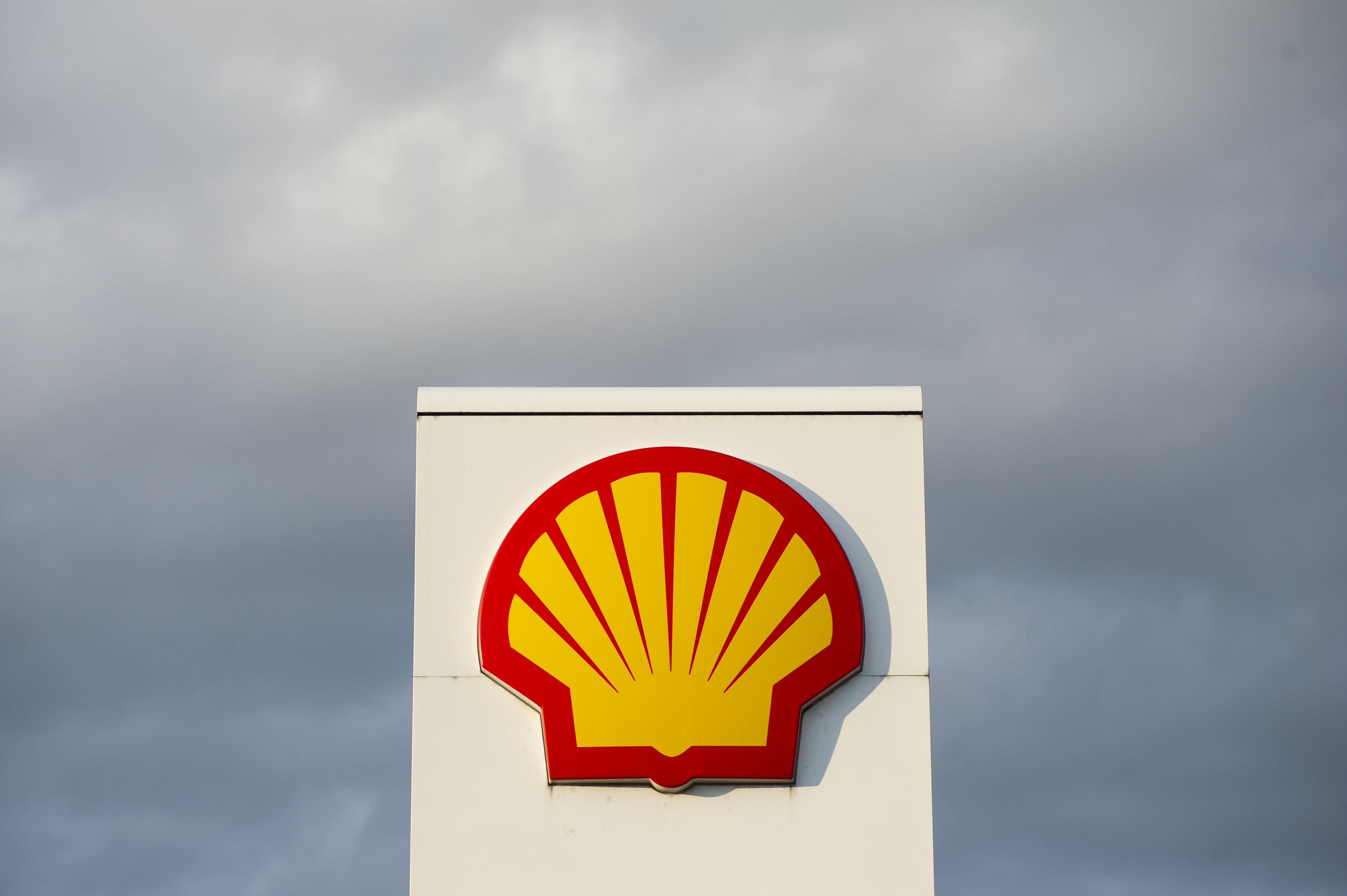 Court In Netherlands Orders Royal Dutch Shell To Cut Carbon Emissions ...