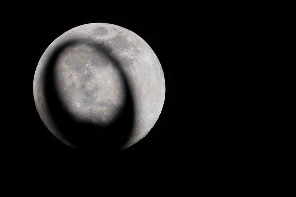Καθηλωτικές εικόνες από την υπερπανσέληνο με την ταυτόχρονη σεληνιακή