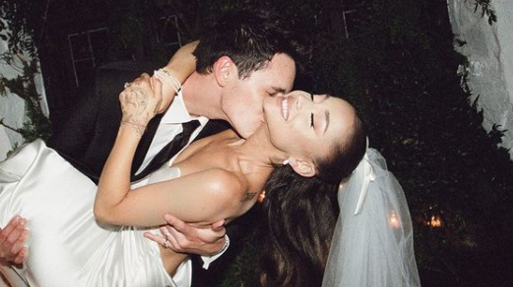 Ariana Grande Publie Les Photos De Son Mariage Avec Dalton Gomez Le Huffpost