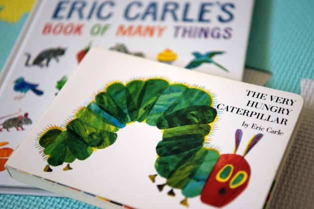 Le livre le plus célèbre d'Eric Carle, “La Chenille qui fait des trous”