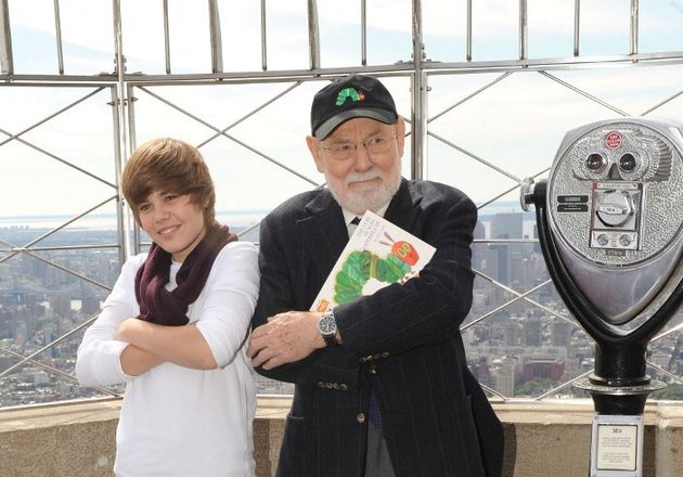 Eric Carle, auteur de “La Chenille qui fait des trous”, est mort (photo du 8 octobre 2009 à New York avec Justin Bieber)