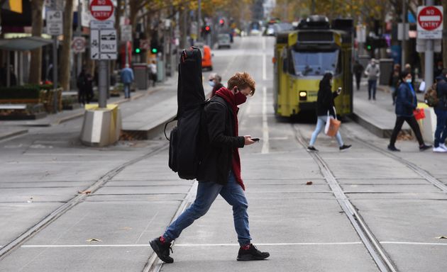 À Melbourne, un Australien traverse une rue vide le 26 mai 2021, en pleine épidémie de Covid-19