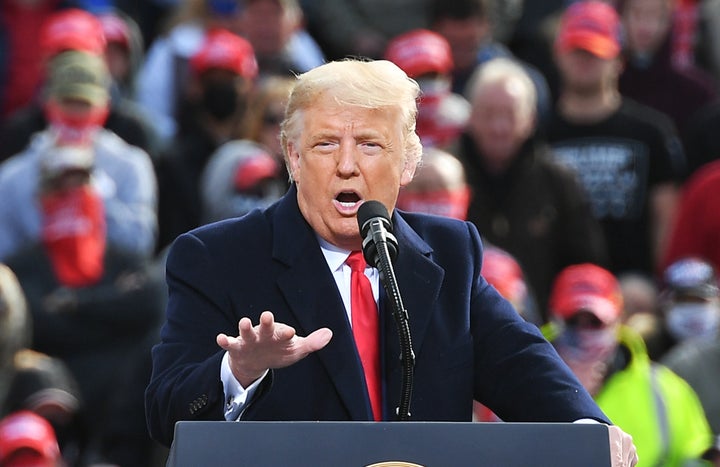 El expresidente de Estados Unidos, Donald Trump, habla en un acto de campaña en Londonderry, en Nuevo Hampshire (EEUU).
