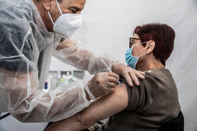 Image d'illustration: infirmier vaccinant une personne âgée de plus de 75 ans avec Moderna, le 18 janvier 2021, à Menton en France.