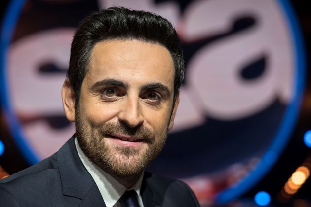 Le présentateur Camille Combal lors du tournage de 