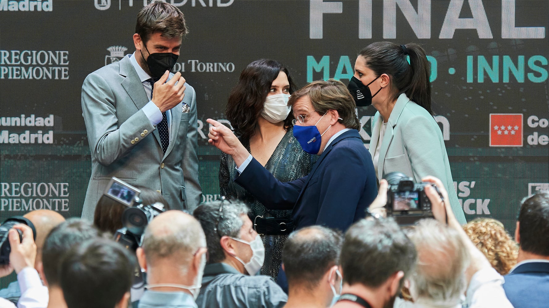 Almeida le intenta gastar una broma a Piqué y éste lo zanja rápido: "Va a ser que no" | El HuffPost