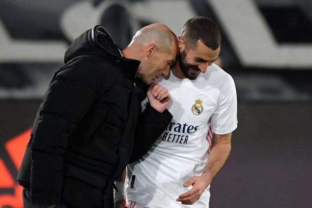 Karim Benzema et l'entraîneur du Real Madrid Zinedine Zidane lors d'un match contre Bilbao le 15 décembre 2020 dans la capitale espagnole.