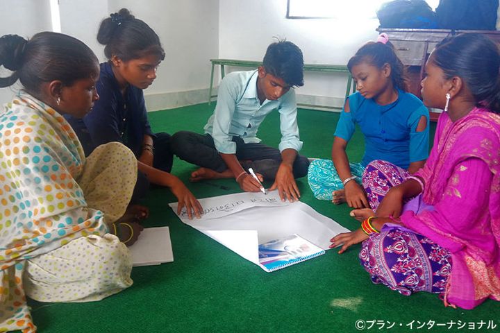 ネパール・バンケ郡のコミュニティで、性と生殖に関する健康と権利について話し合う若者たち