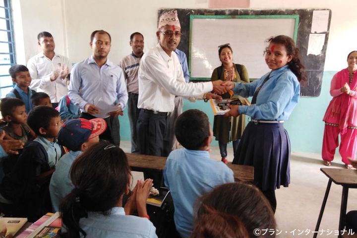ネパール・バンケ郡で、早すぎる結婚の防止エッセイコンテストで表彰された女の子