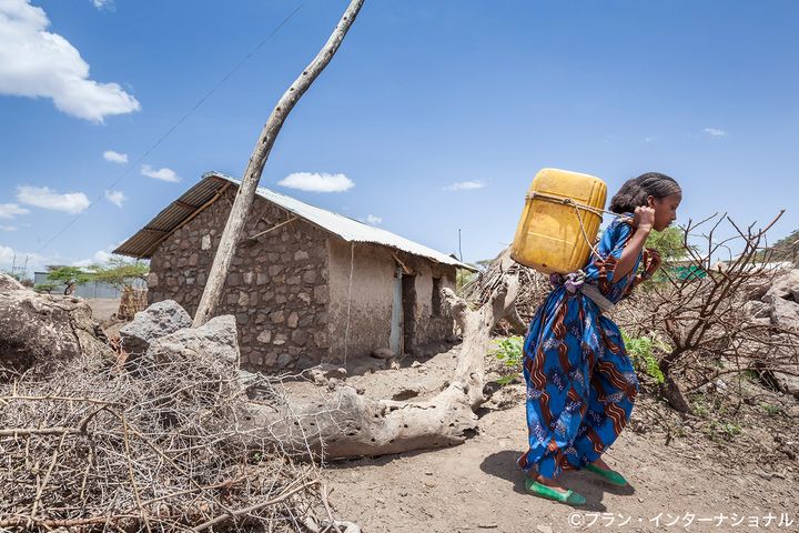 水汲みをするエチオピアの女の子。女の子は一日の多くの時間を家事労働に費やしている